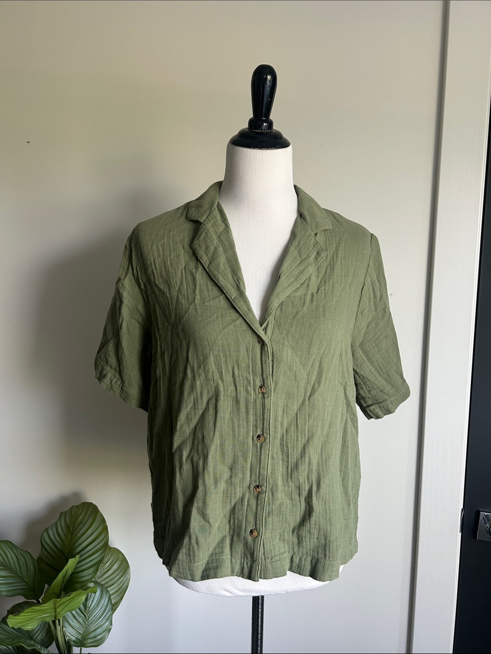 Old navy S Lightweight Olive Green Button-Front boxy fit Short Sleeve Top